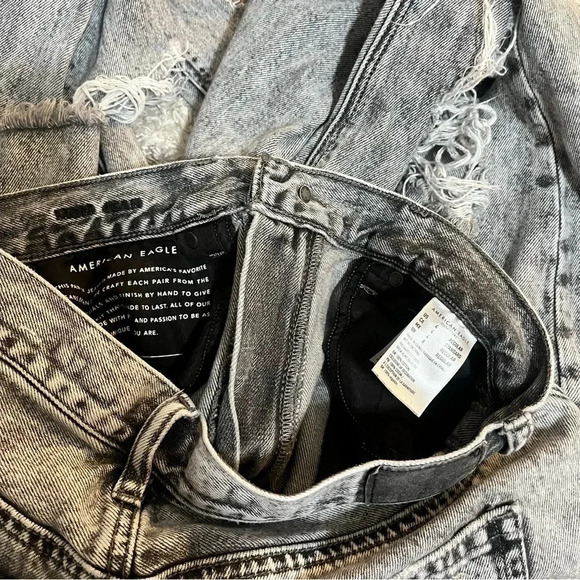 American Eagle 4 Mom Jeans Gray Acid Wash Distressed Denim Hi Rise Tapered Leg - Picture 3 of 4